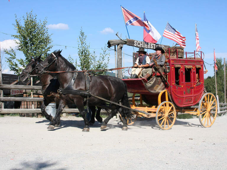 Ein Kutschgespann in der Westernkulisse von Pullman City Bayerischer Wald.